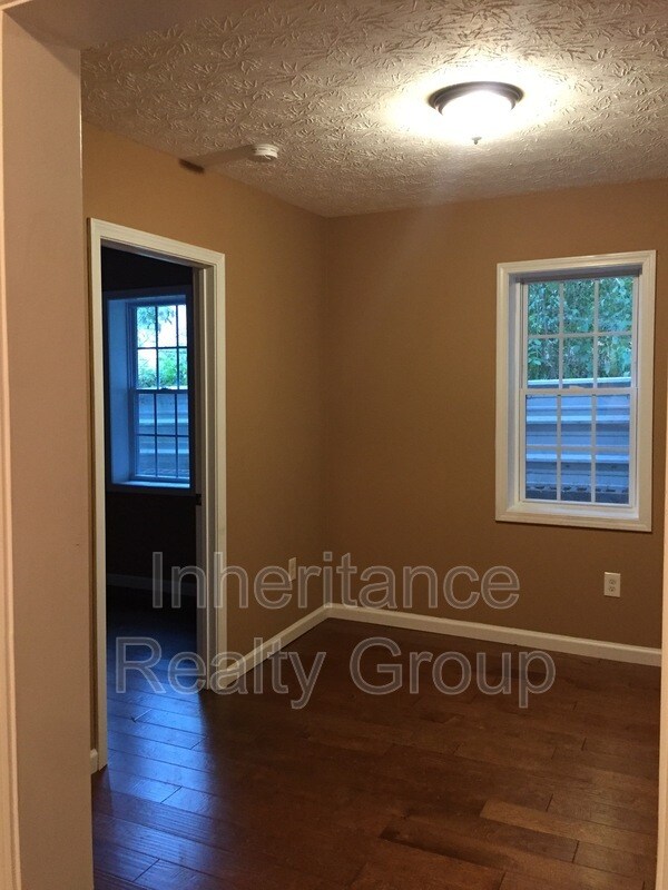 Building Photo - 707 12th Ct