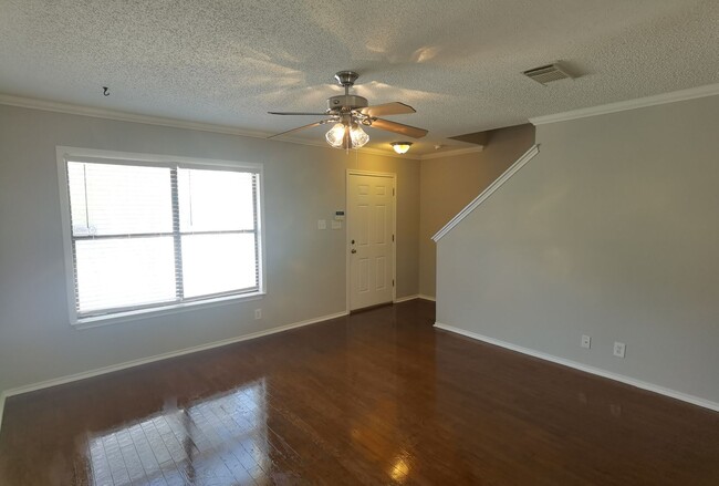 Building Photo - Three Bedroom 2.5 Bath close to Medical Ce...