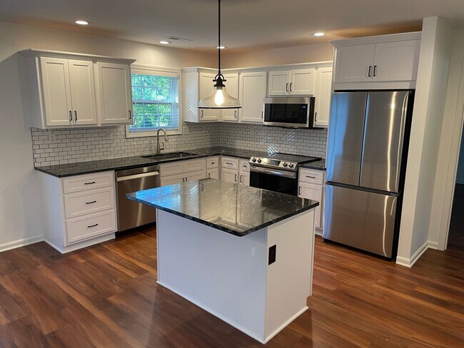 Building Photo - BEAUTIFUL 3 Bedroom 2 Bath Home in the Cit...