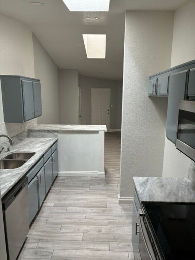 Building Photo - 1 Bedroom Condo with Fireplace, Private Patio, Pool Access & Washer/Dryer Included