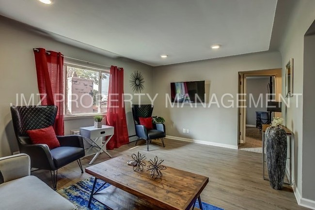 Foto del edificio - 649 W Maple Rd