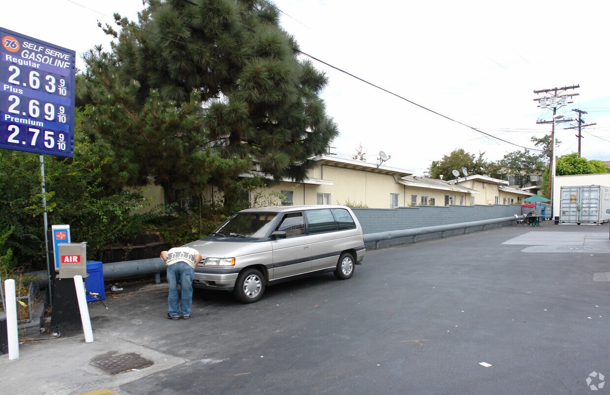 Building Photo - 1037 E Glenoaks Blvd