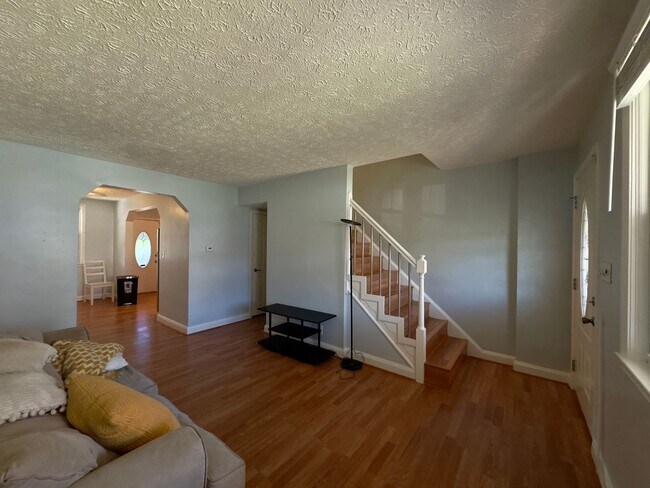 Building Photo - Charming 2Bed/2Bath in Morrell Park