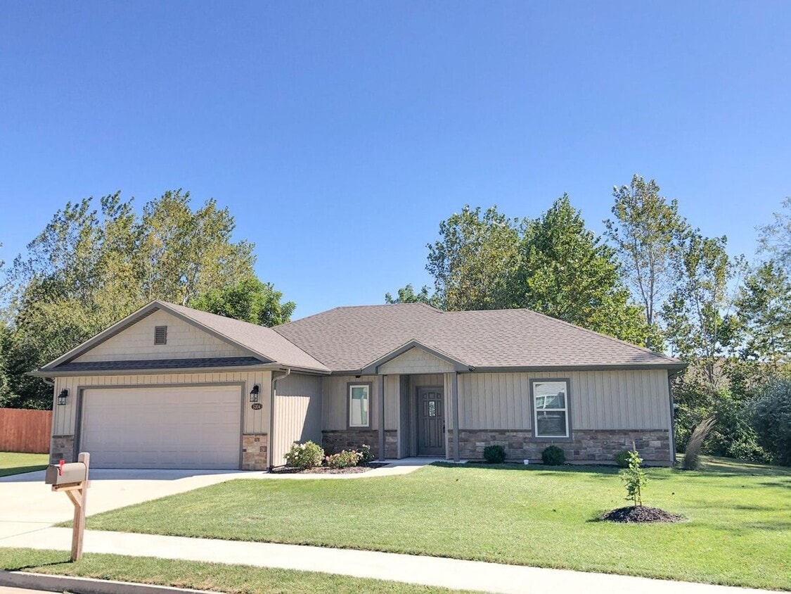 Foto principal - Like-New Ranch Home — 3 Bed / 2 Bath in Fo...