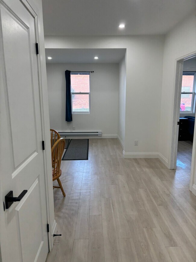 Photo du bâtiment - 833 Albert Rd