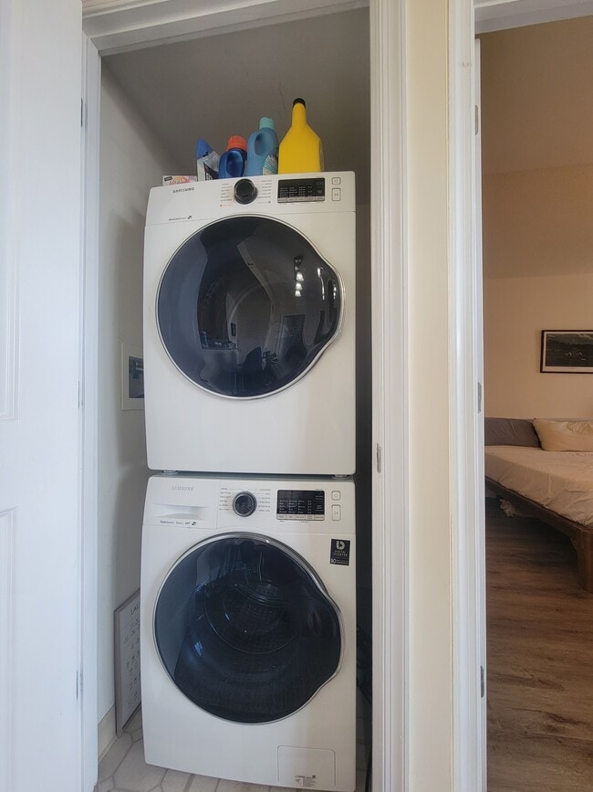Samsung washer & dryer - 555 Massachusetts Ave NW