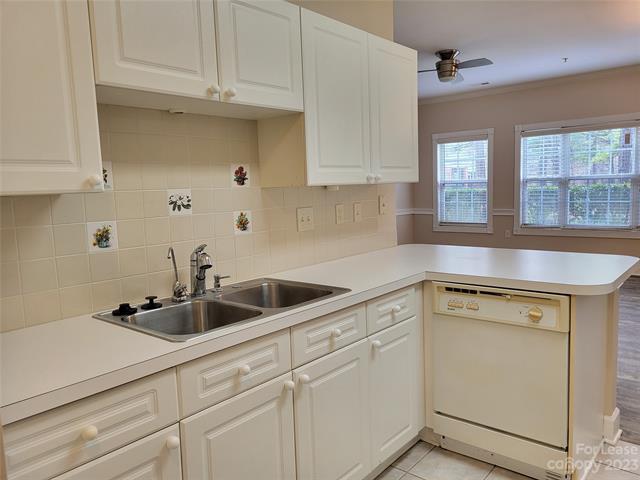 Foto del edificio - 8615 Coralbell Ln