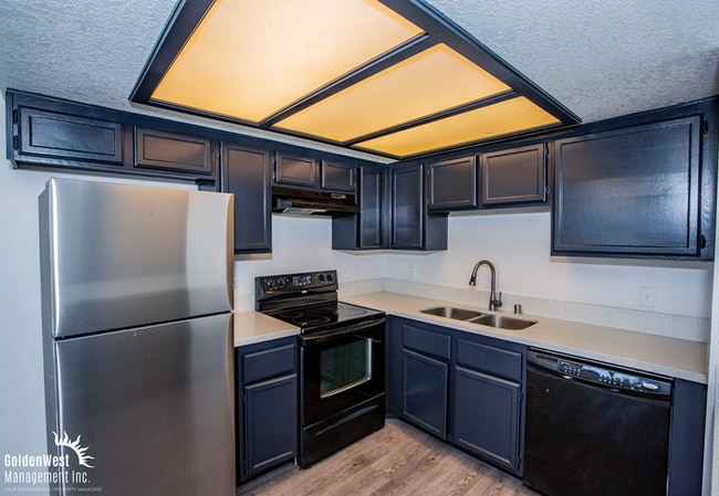 Foto del edificio - Charming 2Bdm 2Ba Upstairs Condo with Fireplace in Baycliff Creeks at The Lakes!