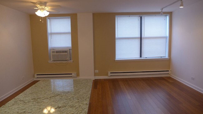 Building Photo - 808 W Junior Ter