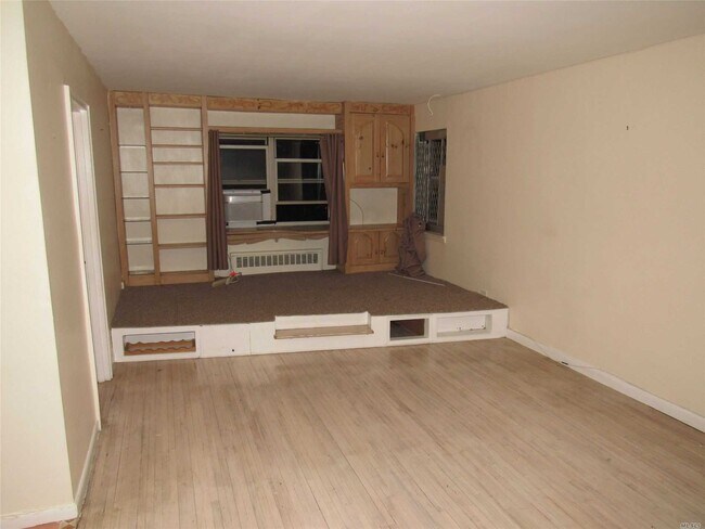 Building Photo - 75-02 Austin St