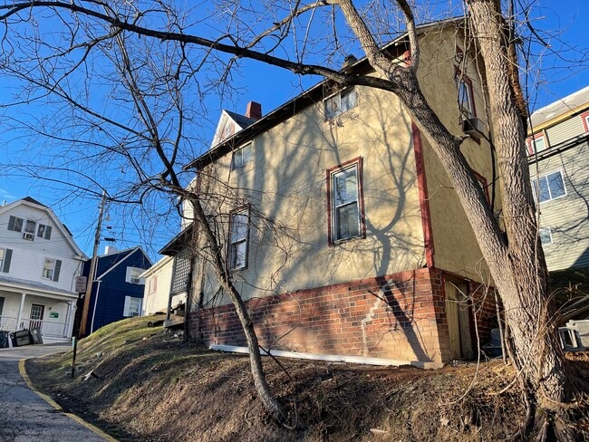 Building Photo - 387 Baird St