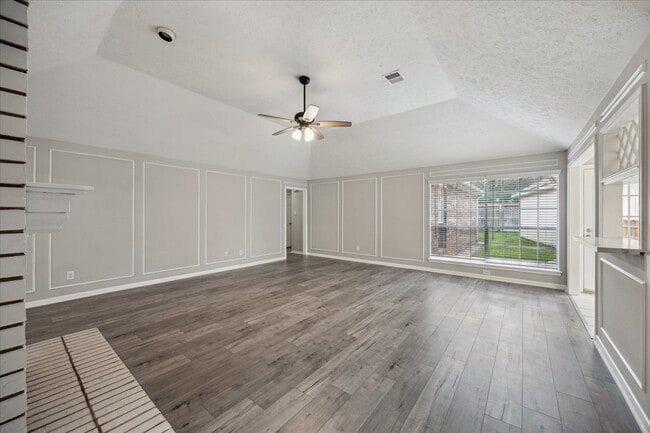 Building Photo - 15974 Knolls Lodge Dr