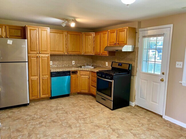 Building Photo - Charming 3 Bedroom/ 1 Bathroom in Dundalk,...