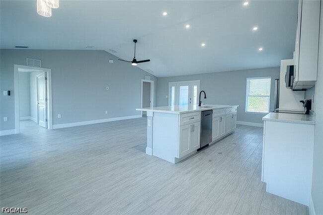 Building Photo - 402 NE 31st Terrace