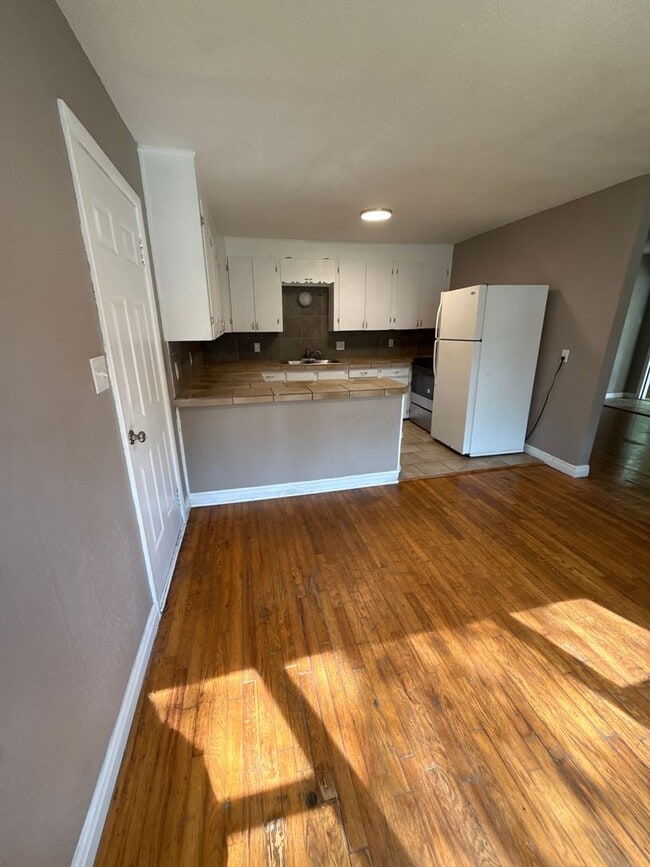 Building Photo - 3 bedroom/1 bathroom
