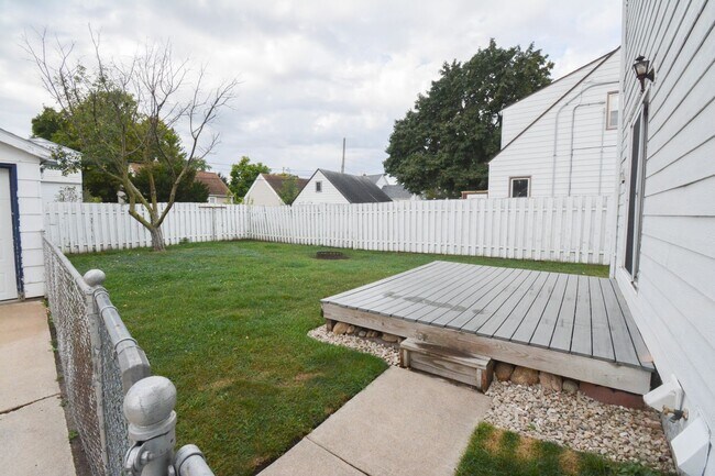 Building Photo - Conveniently located 3 bed 1.5 with Fenced...