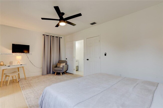 Foto del edificio - 347 NE 110th St