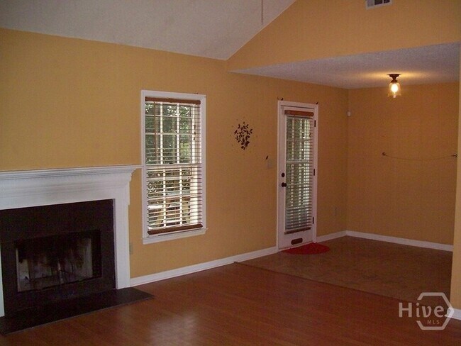 Foto del edificio - 141 Wakefield Dr