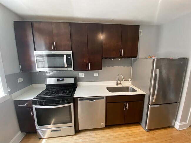 Foto del edificio - 3018 N Karlov Ave