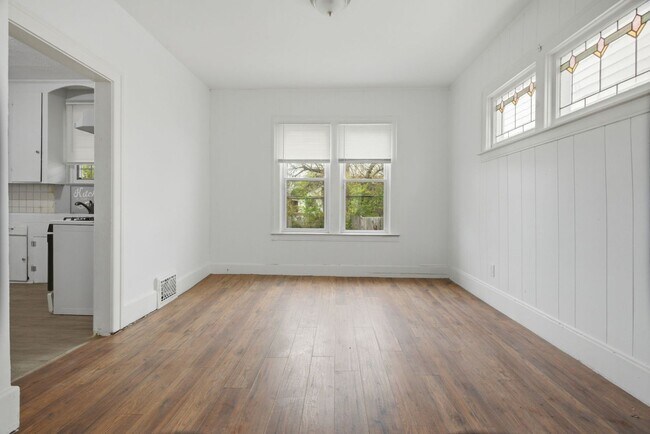 Foto del edificio - $1200/month bungalow
