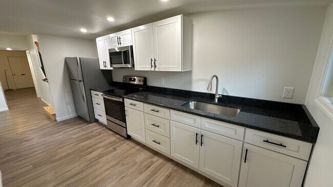 Foto del edificio - Spacious & Beautifully Updated 3BR Home with Extra Storage in Columbia