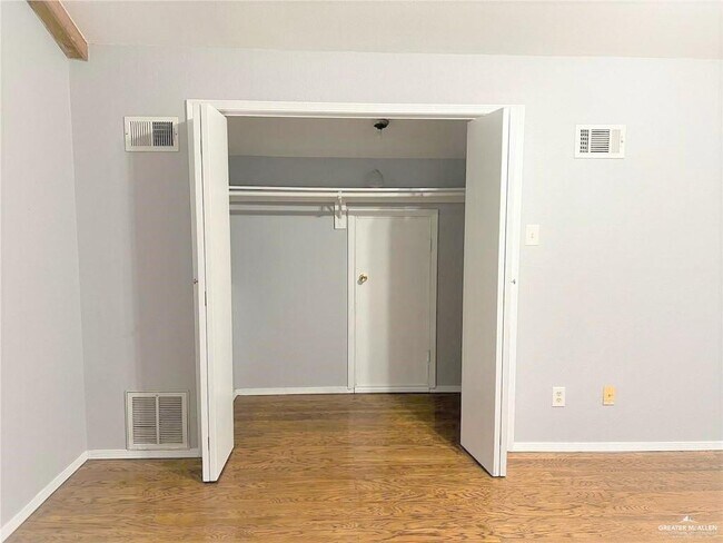 Foto del edificio - 2401 S Jackson Rd