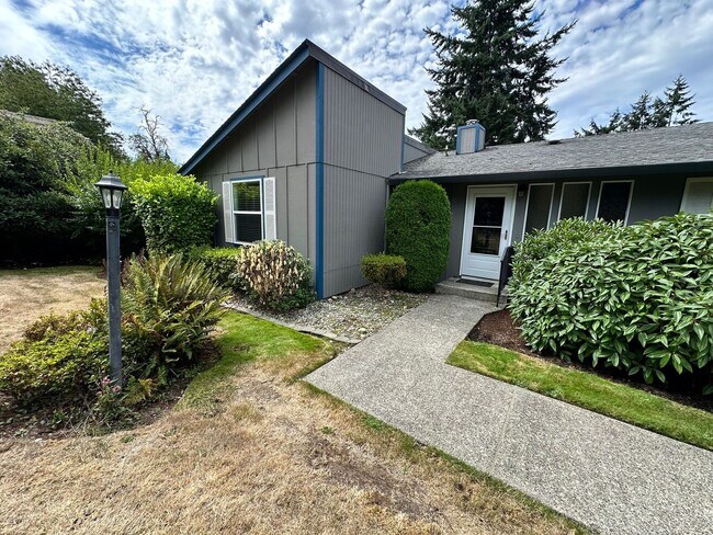 Building Photo - Beautiful well Maintained Duplex for rent