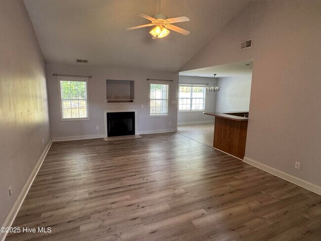 Foto del edificio - 202 Two Oaks Ct