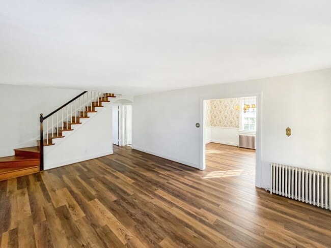 Building Photo - LOCATION LOCATION LOCATION!!! 3 Bedroom/ 2...