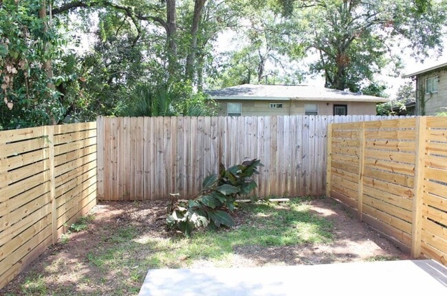 Building Photo - 2141 Poppy St