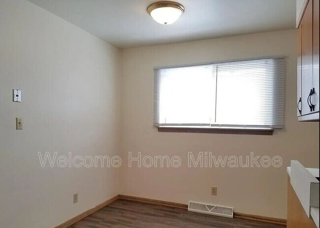 Foto del edificio - 6747A N 75th St