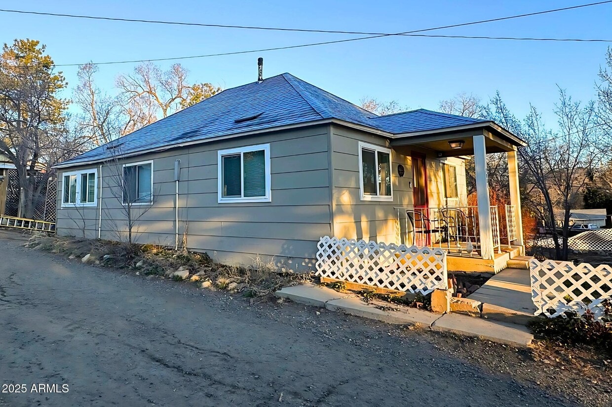 Building Photo - 208 S Summit Ave