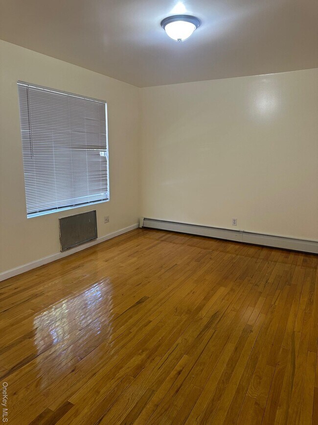 Foto del edificio - 61-50 162nd St