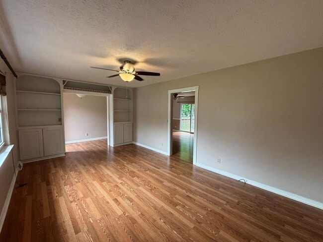 Building Photo - Charming 3 bedroom/2 Bath Home with Fenced...