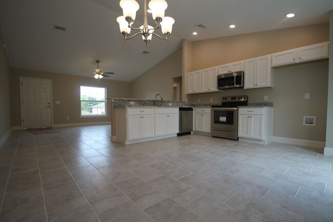 Foto del edificio - BEAUTIFUL 3 Bedroom, 2 Bathroom Home in Oc...