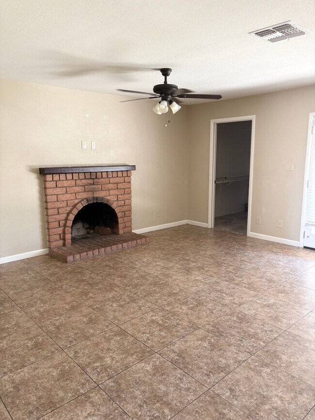 Foto del edificio - **Excellent 3br/2ba/2garage HOUSE (ELLIOT & DOBSON)** **MOVE-IN SPECIAL 50% OFF MOVE-IN MONTH!!!!**