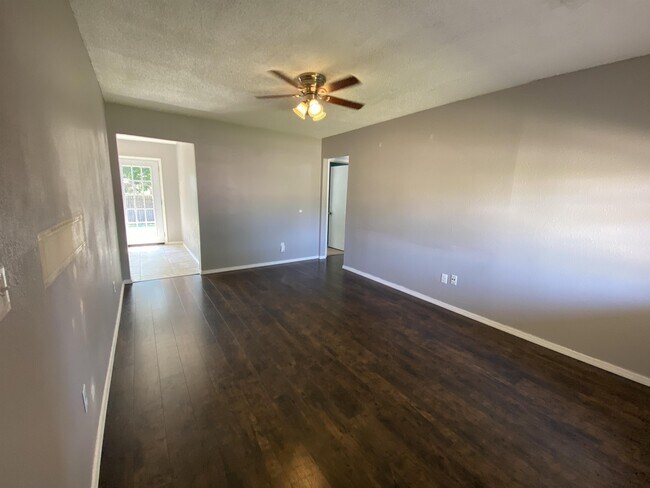 Building Photo - 916 S Patterson Dr