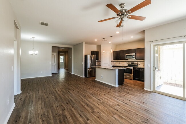 Building Photo - 2444 W Tamarisk Ave