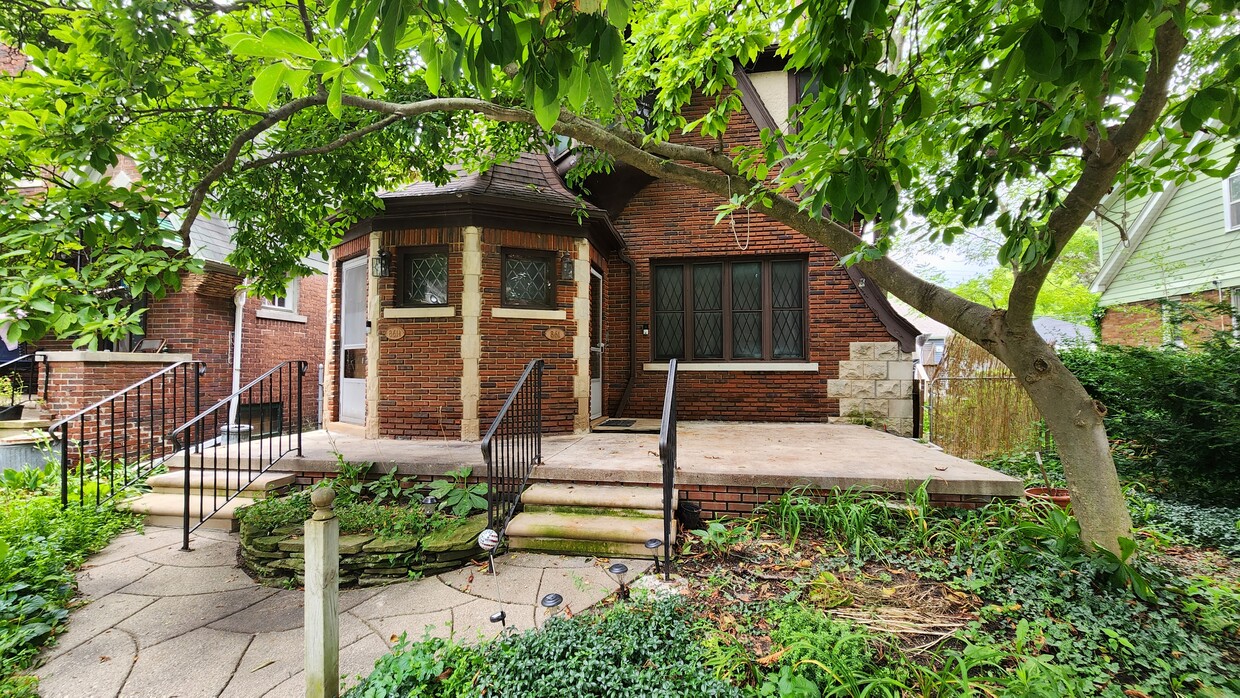 Primary Photo - 861 Beaconsfield Ave