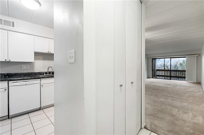 Foto del edificio - 2034 Swallow Hill Rd