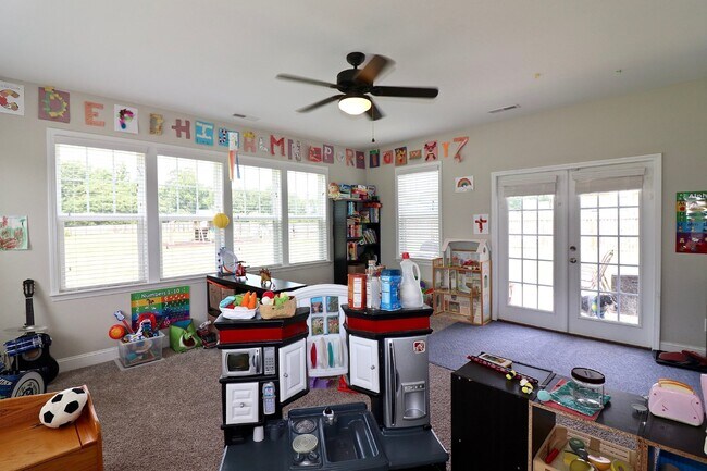 Building Photo - "Spacious 4-Bedroom Gem with 3.5 Baths and...