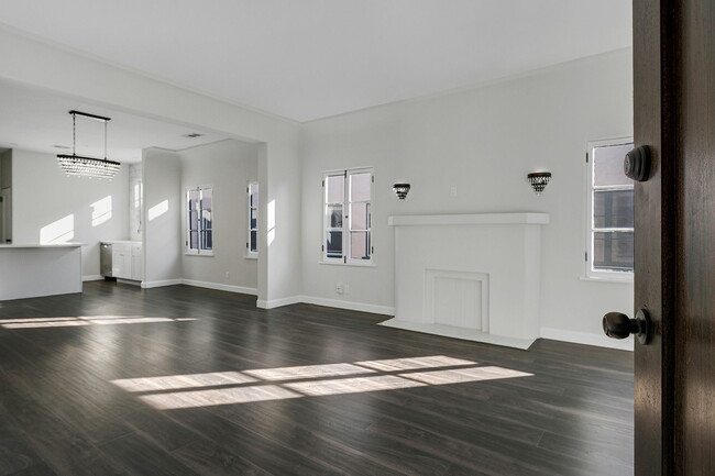 Photo - 410 N Genesee Ave Apartment