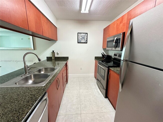 Building Photo - 1200 Brickell Bay Dr