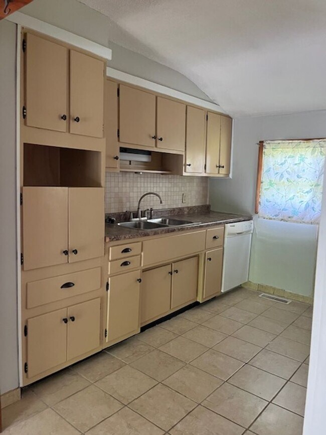 Foto del edificio - 3 bedroom, 1 bath Home: Located in Ellettsville! REDUCED PRICE!