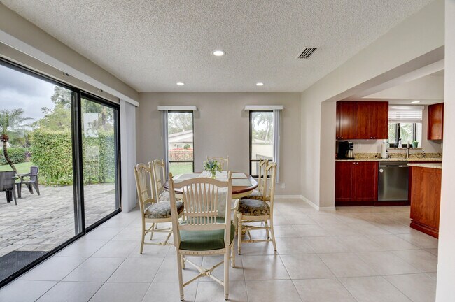 Foto del edificio - 384 SW 27th Terrace