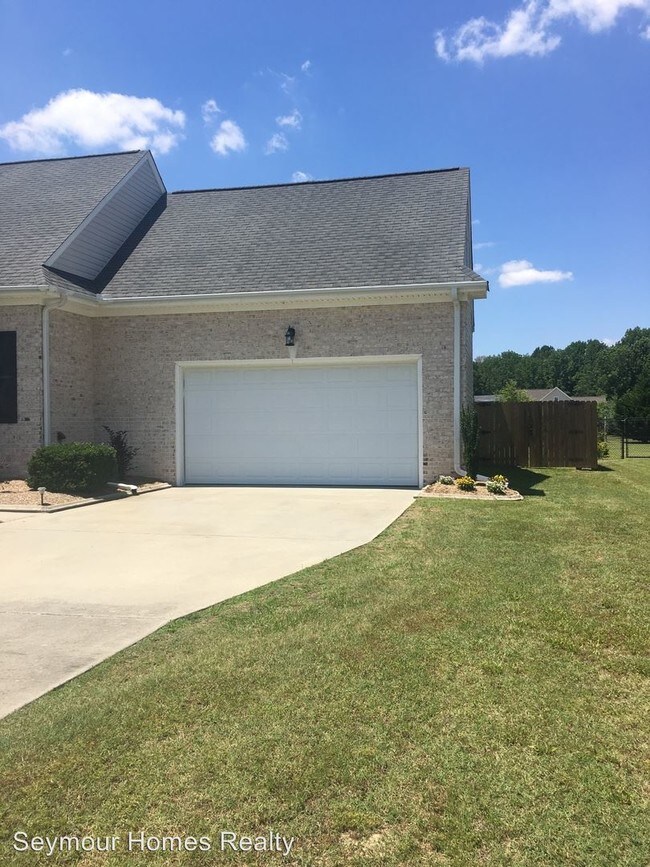 Building Photo - 4 br, 3 bath House - 568 Friendly Drive
