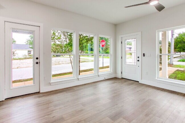 Foto del edificio - Brand new construction just minutes from downtown Pensacola and a quick trip to the beach. Ready ...