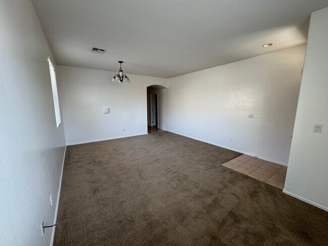 Foto del edificio - 17684 W Desert Bloom St