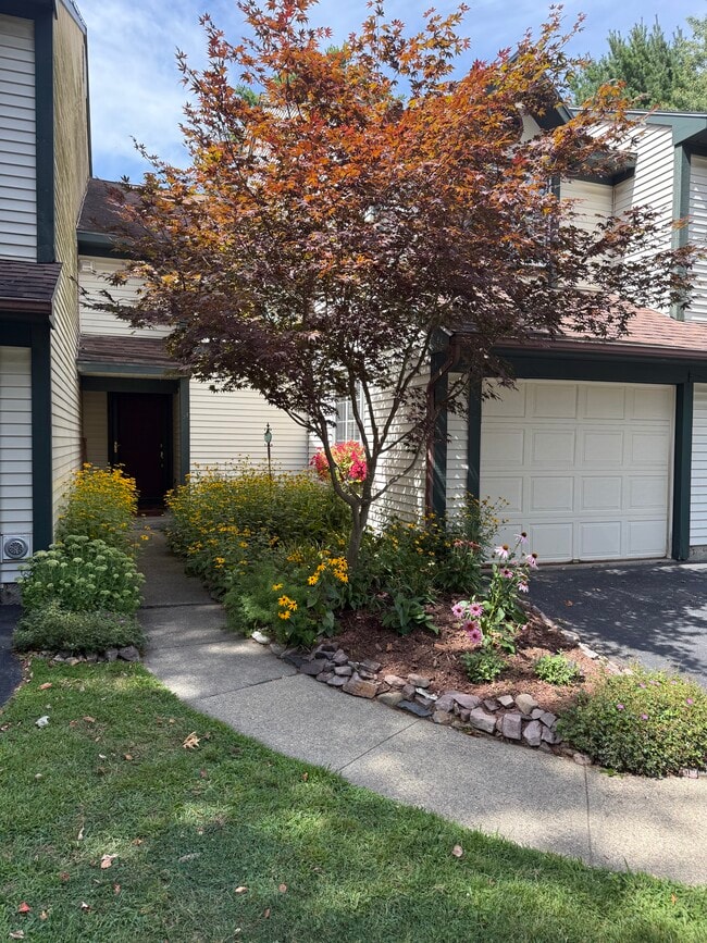 Front Entrance Outside - 21 Lake Forest Dr