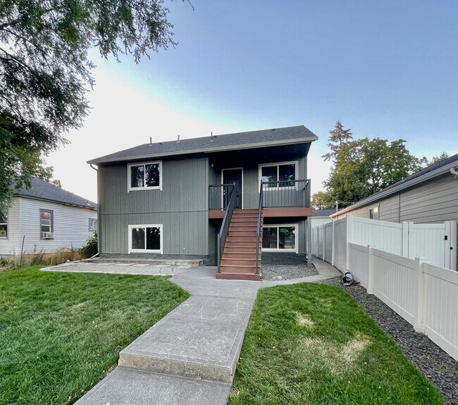 Front Street - 2612 W Bridge Ave